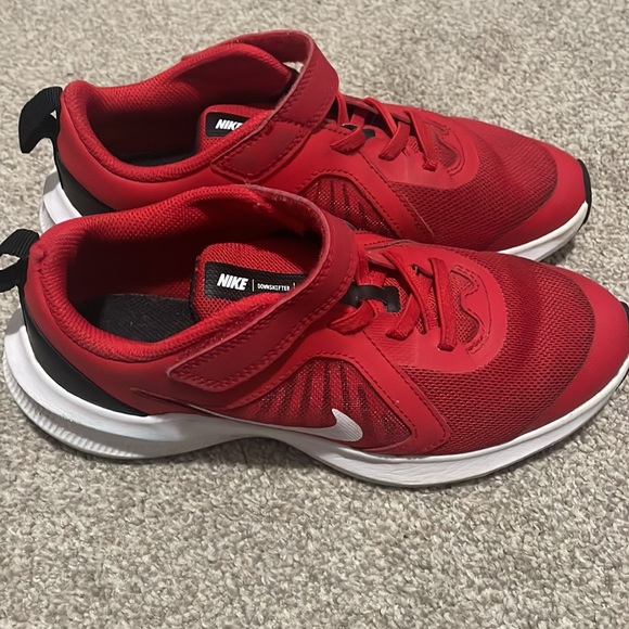 Red Nike Downshifter boys shoes - Picture 3 of 4